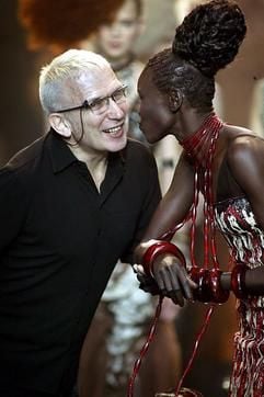 Der französische Modedesigner Jean-Paul Gaultier (53) küsst nach dem Ende der Präsentation seiner Frühling-/Sommer-2005-Kollektion in Paris ein Model. Mit seinem Mix aus Sex, Kitsch und Humor elektrisierte der Franzose von Anfang an ein junges und extrovertiertes Publikum. Seine erste eigene Kollektion veröffentlichte er 1976. Doch erst 1997 fand er auch die große, allgemeine Anerkennung, als er erstmals neben der Mode von der Stange eine Haute Couture-Kollektion entwarf. Foto: Barthelemy. (Foto: dpa)