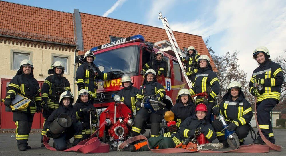Insgesamt 19 Frauen aus den Freiwilligen Feuerwehren Thale, Neinstedt, Stecklenberg, Weddersleben und Warnstedt tun in der Feuerwehr der Stadt Thale ihren Dienst. Auf unserem Foto haben sich alle Feuerwehrfrauen vor dem Gerätehaus in Thale versammelt (von links): Nicole Keune, Jana Heimer, Franziska Winter (vorn), Susanne Hohmann (vorn), Vanessa Hosang, Ursula Kammerer, Anja Müller, Cindy Braune (im Auto), Katrin Blath, Kristin Stuck (auf der Leiter), Laura Krüger, Nadine Stuck (liegend), Susanne Müller und Stefanie Kühne. Sie alle sind auch über Weihnachten bereit zum Einsatz. Nicht auf dem Bild zu sehen sind Antje König, Elke Menning (beide Neinstedt), Yvonne Wild (Warnstedt), Julia Lienig (Allrode) und Doreen Gehrmann (Westerhausen).