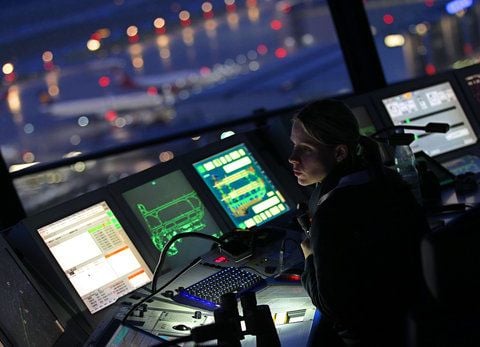 Fluglotsen der Deutsche Flugsicherung (DFS) regeln im Tower des Flughafens Düsseldorf den Luftverkehr. (FOTO: ARCHIV/DPA)