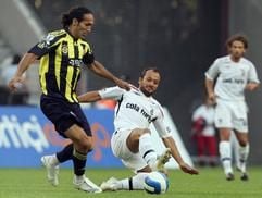 Koray Avci von Besiktas und Denis Baris (L) von Fenerbahce kämpfen um den Ball. (Foto: dpa)