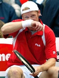 Der deutsche Tennisprofi Rainer Schüttler wischt sich am Dienstag (20.05.2003) im Düsseldorfer Rochusclub beim World Team Cup im entscheidenden Doppel mit seinem Teamkollegen Michael Kohlmann gegen Fernando Gonzalez und Nicolas Massu aus Chile durchs Gesicht. Deutschland verlor die Auftaktpartie beim 26. World Team Cup in Düsseldorf mit 1:2. (Foto: dpa)