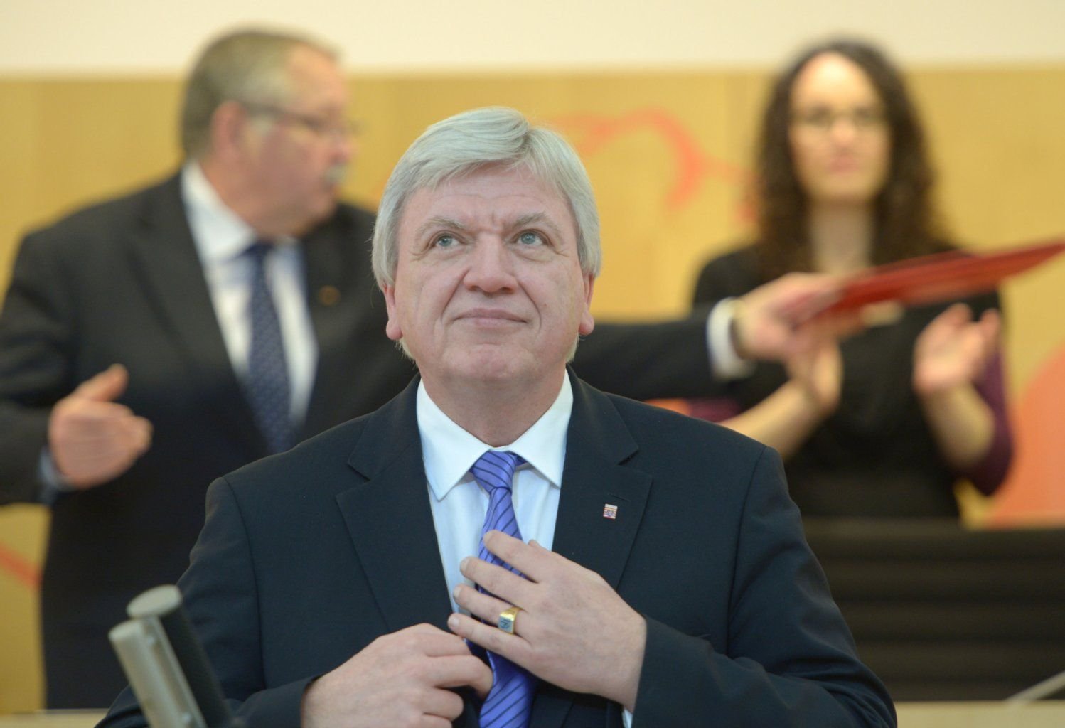 Der hessische Ministerpräsident Volker Bouffier (CDU) tritt nach seiner Wiederwahl ans Rednerpult.