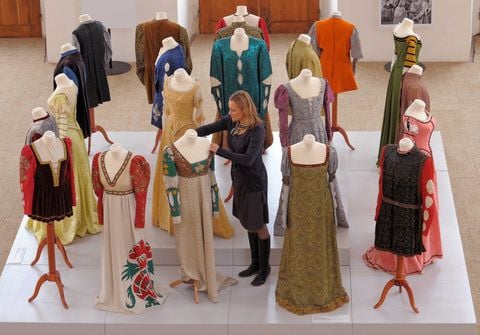 Kuratorin Jana Sommerova drapiert die 40 noch erhaltenen Original Kostüme des Kultmärchenfilms «Drei Haselnüsse für Aschenbrödel» für eine Ausstellung im Schloss Moritzburg. (FOTO: DPA)