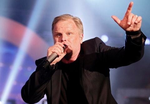 Der Sänger und Musiker Herbert Groenemeyer singt in Hamburg nach der Verleihung des Deutschen Radiopreises auf der Buehne. Musiker Herbert Grönemeyer will seine Werke kuenftig staerker in Grossbritannien, wo er seit 1998 lebt, präsentieren. (ARCHIVFOTO: DAPD)