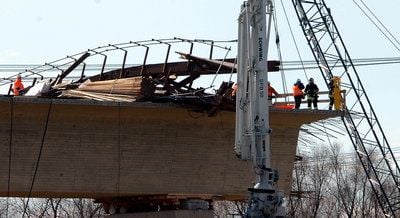 Einsatzkräfte der Feuerwehr arbeiten an der Unfallstelle zwischen Halle/Saale und Döllnitz, wo an der im Bau befindlichen ICE-Neubaustrecke ein Baugerüst und ein Kran umgestürzt sind. (FOTO: GÜNTER BAUER)