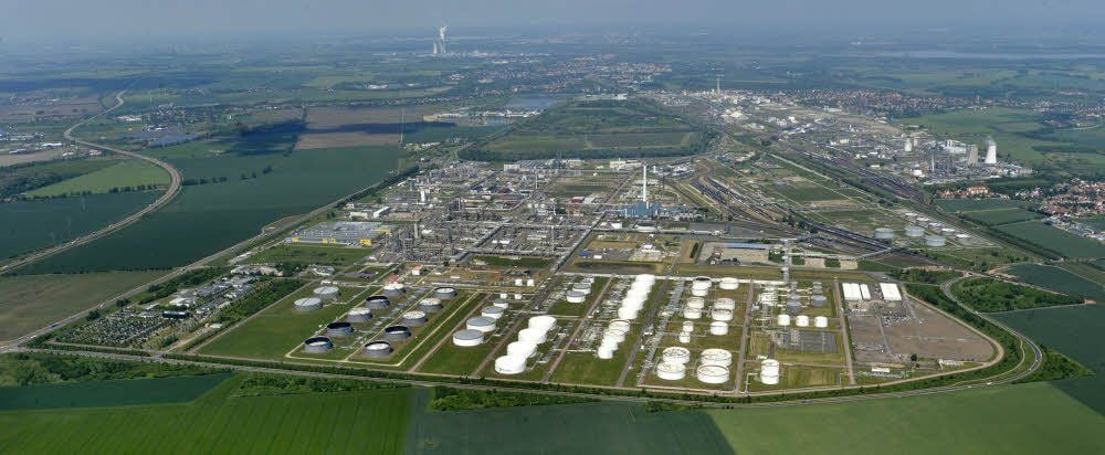 Der Chemiestandort Leuna gehört heute zu den modernsten Industrieparks weltweit. In 100 Firmen, die hier ansässig sind, arbeiten rund 9 000 Menschen.