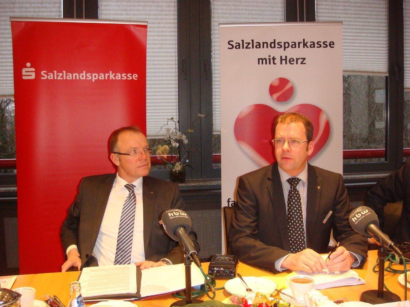 Die Sparkassenvorstände Hans-Michael Strube (r.) und Helmut Ibsch haben knapp 95.000 Euro an Fördermitteln übergeben.