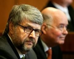 Der ehemalige Heros-Chef Karl-Heinz Weis (l.) sitzt am 28. November 2006 zum Auftakt des Heros-Prozesses vor dem Landgericht in Hildesheim neben seinem Anwalt Bertram Boerner. (Foto: dpa)