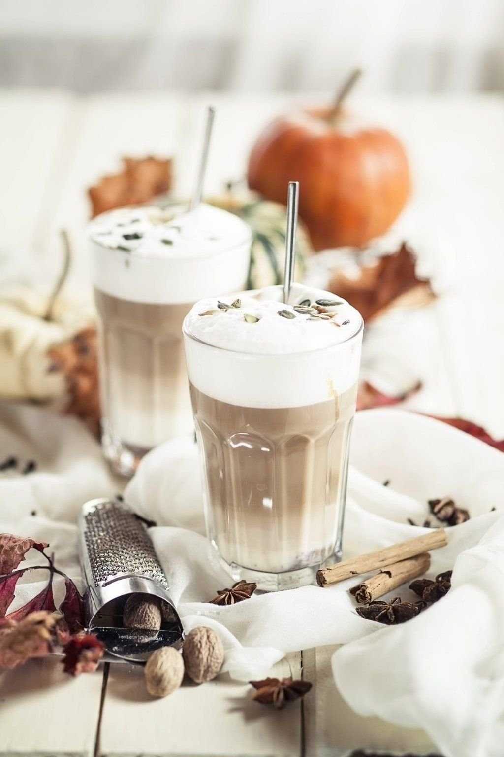 Zwei Gläser mit Kürbis-Latte-Macchiato. Das Modegetränk ist eine wahre Zucker-Bombe und sollte nur ab und an getrunken werden. (Symbolbild)