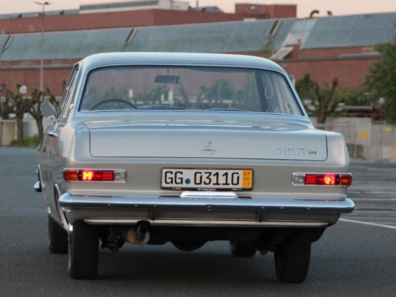 Unscheinbbare Heckpartie: Das Coupé des Opel Rekord A ist von hinten betrachtet nicht gleich als solches zu erkennen.