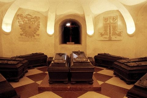 In den Katakomben des Stephansdoms: In Wien können Reisenden an vielen Orten Grüfte wie diese besuchen und bewundern. (FOTO: ÖSTERREICH WERBUNG/KALMAR/DPA)