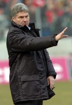 Kaiserslauterns Trainer Kurt Jara gibt vom Spielfeldrand aus Anweisungen. (Foto: dpa)