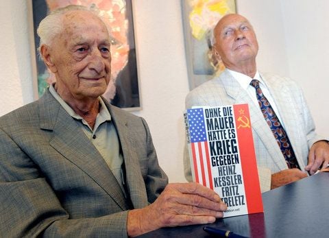 Heinz Keßler (l.), ehemaliger DDR-Verteidigungsminister der DDR und sein früherer Stellvertreter Fritz Streletz präsentieren in Berlin ihr Buch «Ohne die Mauer hätte es Krieg gegeben». (FOTO: DPA)