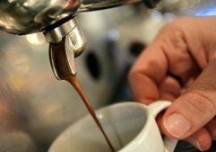 In einem Café ein Espresso frisch zubereitet. (Foto: dpa)