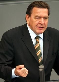 Bundeskanzler Gerhard Schröder spricht am 25. September 2003 zu den Abgeordneten im Bundestag in Berlin. Schröder erläuterte in seiner Regierungserklärung die Position der Bundesregierung in der Irak- und Afghanistan-Politik nach seiner Rede vor der UN-Vollversammlung in New York. (Foto: dpa)