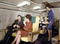 «Senator-Service» in der First Class Kabine einer Lufthansa Boeing 707 (Archivfoto um 1965, Illustration zum Thema «Rauchen im Flugzeug (Foto: dpa)