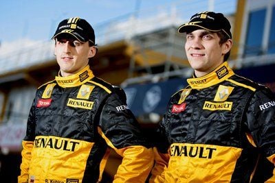 Der Pole Robert Kubica (l.) und der Russe Witali Petrow posen während der Präsentation ihres neuen Renault R30 Rennauto. (FOTO: DPA)