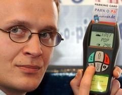 Erfinder Marco Stein mit seiner Taschenparkuhr «Park-o-Pin». (Foto: dpa)