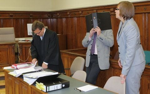 Der Angeklagte Titus S. (M) steht beim Prozess um das Zugunglück von Hordorf im Landgericht in Magdeburg (Sachsen-Anhalt) mit dem Rechtsanwalt Dietmar Weitzel (l) und der Rechtsanwältin Anna Szymanska im Verhandlungssaal. (FOTO: DPA)