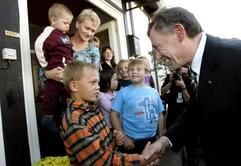 Aussiedlerkinder begrüßen am Mittwoch (12. Oktober 2005) Bundespräsident Horst Köhler im Grenzdurchgangslager Friedland bei Göttingen. Die Zahl der Aussiedler im bundesweit einzigenAufnahmelager Friedland ist im ersten Quartal 2006 auf einenhistorischen Tiefstand gesunken. (Foto: dpa)