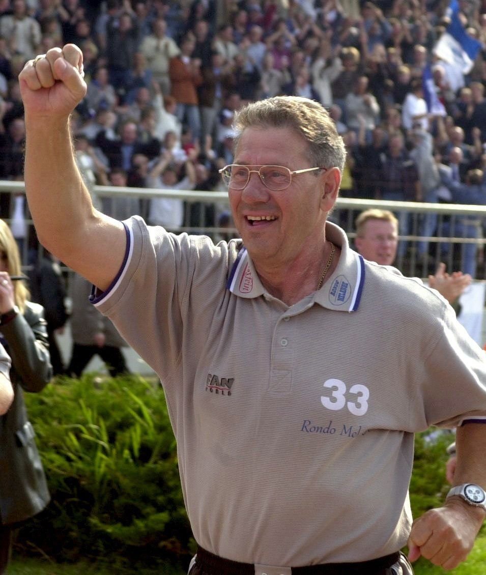Eberhard Vogel, damals Trainer des 1. FC Magdeburg, ballt die Sieger-Faust.