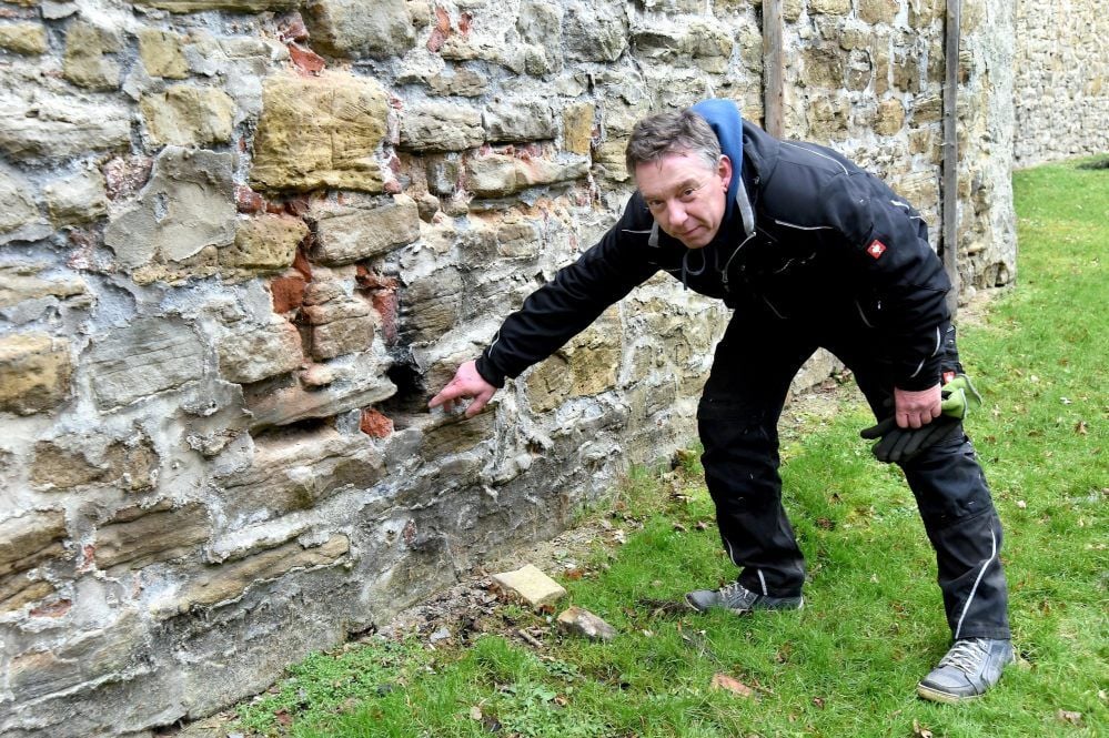 Im Umfeld der Haynsburg gibt es mehrere Fälle von Vandalismus zu beobachten. Bürgermeister Frank Jakob zeigt, wo im historischen Gemäuer Steine herausgerissen worden sind.