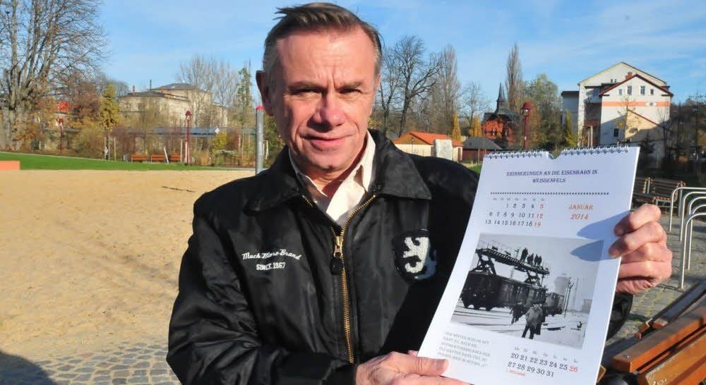 Reinhard Tschöp zeigt den neuen Kalender zur Entwicklung des Weißenfelser Bahnhofs.