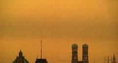 Eine ungewoehnlich hohe Konzentration von Sahara-Sand ueber Bayern faerbt am Samstag (21.02.04) den Himmel ueber der Muenchner Innenstadt braeunlich-gelb. Wie die Wetterstation am Wendelstein mitteilte, handelt es sich dabei um die hoechste Sandkonzentration seit 25 Jahre. Insbesondere in hoeheren Berglagen kam es zu Sandniederschlaegen. (Foto: ddp)