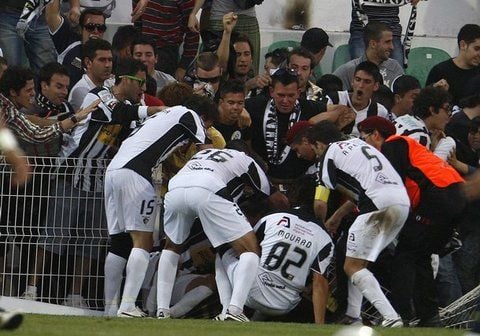 George Mourad (82) vom Portimonense SC feiert mit seinem Team das Tor gegen Porto in der Portuguese Premier League im April 2011. (FOTO: ARCHIV/Reuters)