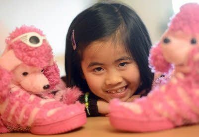 Lina Mai Nguyen mit den Schuhen von Cindy aus Marzahn.