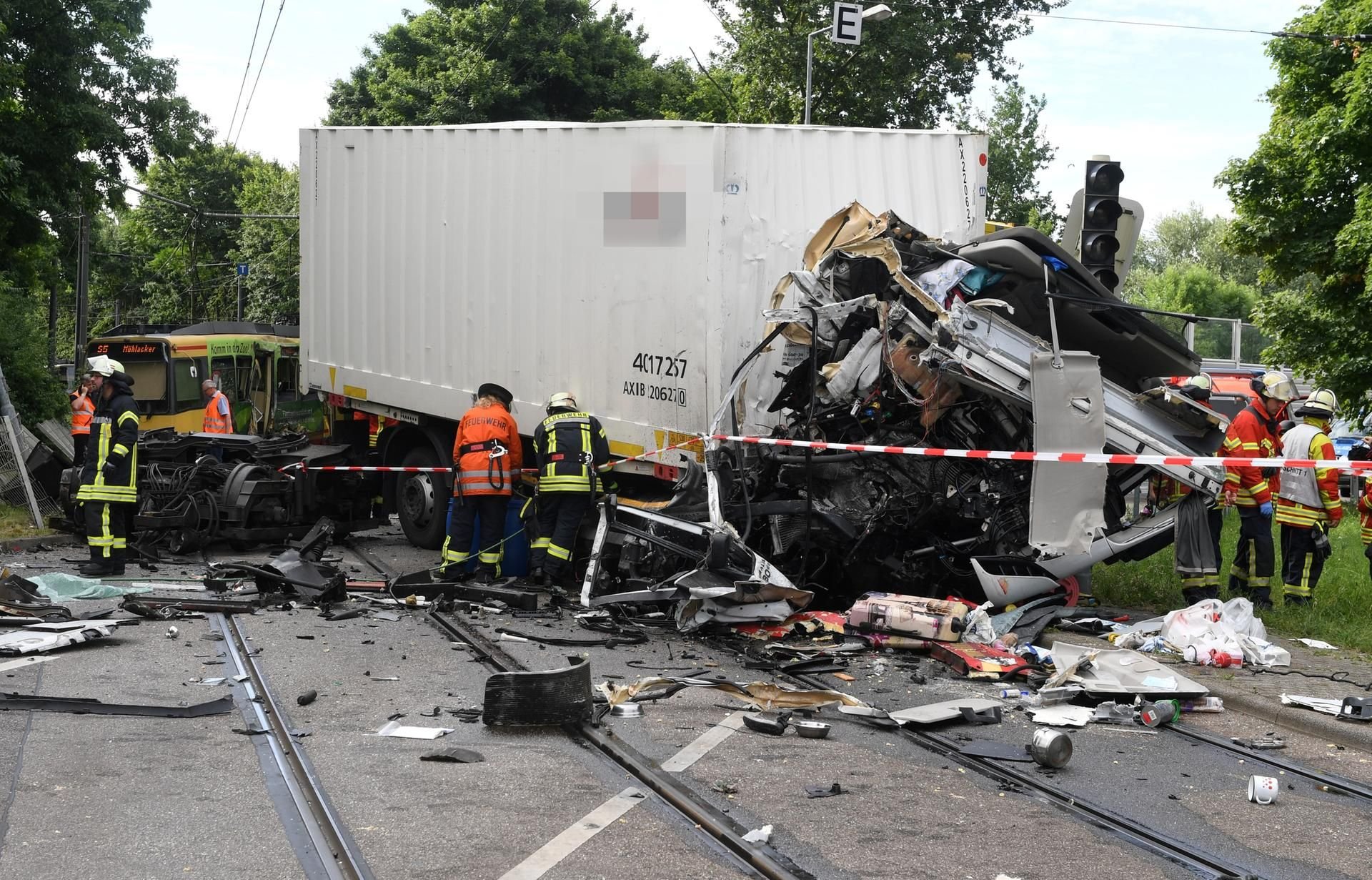 In Karlsruhe kam es am Freitag zu einem schweren Unfall mit einem Lkw und einer Straßenbahn.
