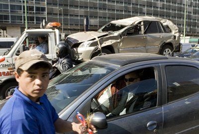 Ein Unfallwagen wird in Buenos Aires abtransportiert. In der argentinischen Hauptstadt gelten andere Verkehrsregeln und wer überleben will, muss sie kennen. (FOTO: DPA)