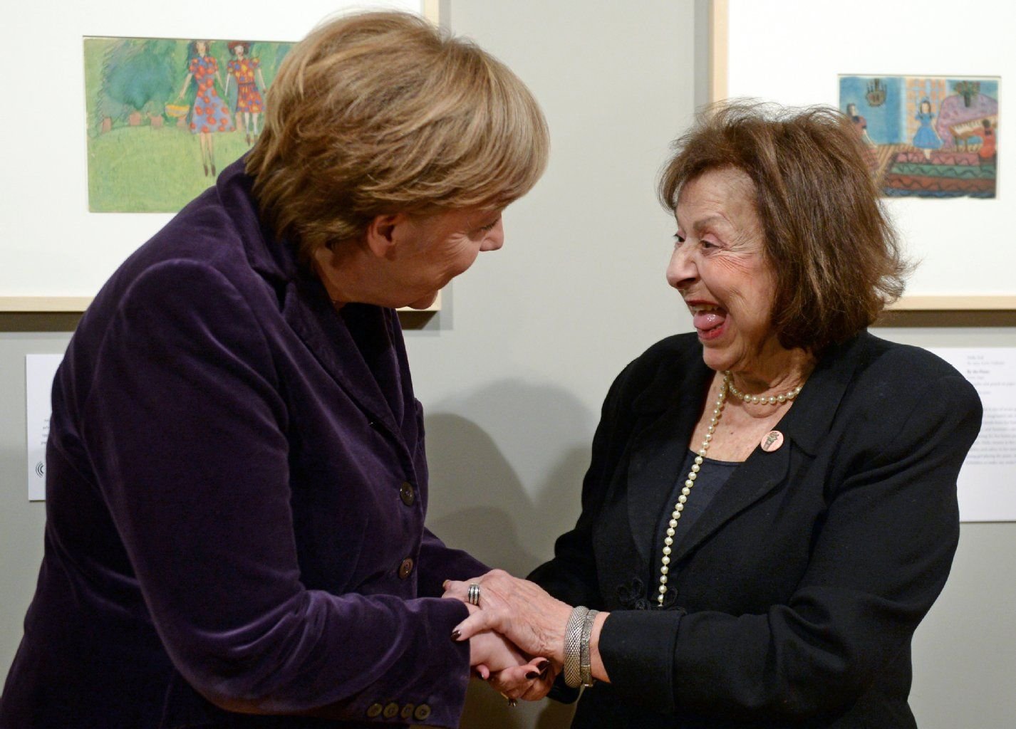 Kanzlerin Merkel mit Künstlerin Nelly Toll bei der Eröffnung von „Kunst aus dem Holocaust - 100 Werke aus der Gedenkstätte Yad Vashem“.