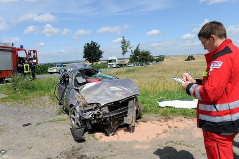 Ein Pkw-Fahrer ist bei einem Unfall auf der B180 zwischen Quenstedt und Aschersleben tödlich verunglückt. (FOTO: LUKASCHEK)