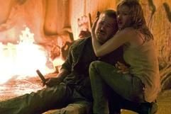 Chad Michael Murray und Elisha Cuthbert in einer Szene des Horrorfilms «House of Wax», der am 02.06.2005 in den deutschen Kinos anläuft. Eine Gruppe von Collegestudenten sucht wegen einer Autopanne Unterschlupf in einem alten Museum. Recht schnell stellen sie fest, dass das Wachsfigurenkabinett, in dem sie ihr Nachtlager aufschlagen, aus lebenden Toten besteht. Und ein durchgeknallter Kurator ist in dem Grusel-Schuppen auch noch unterwegs. (Foto: dpa)