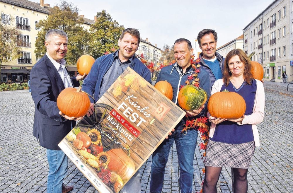 Die Macher vom 9. Dessauer Kürbisfest vl.n.r.: Ralf Zaizek (DRK), Daniel Kutsche (Verein Projektschmiede), Oliver Heinicke (Friseur Haut& Hair), Martin Grünthal (Apotheke Dessau-Center) und Bianca Nauendorf (City-Reisebüro).
