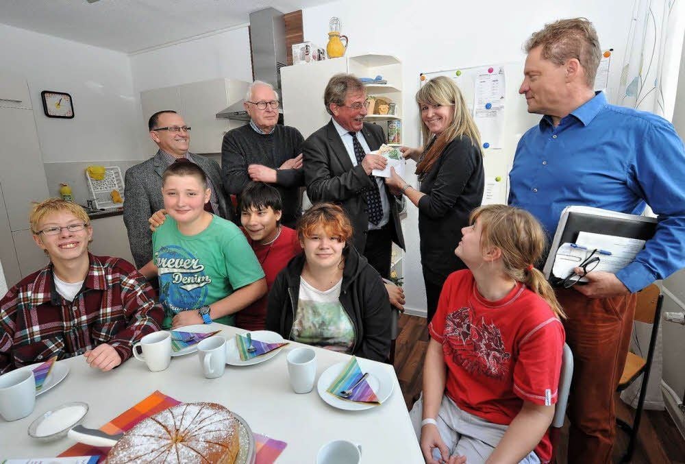 Volker Schellenberger und Thomas Holzmann vom Lionsclub Berlin-Brandenburg überreichen Schulleiterin Andrea Scheffler in der neuen Wohnschule Wolfframsdorffstraße eine Spende.