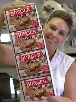 Verpackerin Diana Manthei zeigt das abgepackte