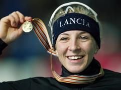 Anni Friesinger aus Deutschland zeigt am Freitag (14.03.2003) in Berlin bei den 7. Einzelstrecken-Weltmeisterschaften nach ihrem Sieg über 1500 m die Goldmedaille. Friesinger siegte vor Maki Tabata aus Japan und Jennifer Rodriguez aus den USA. (Foto: dpa)