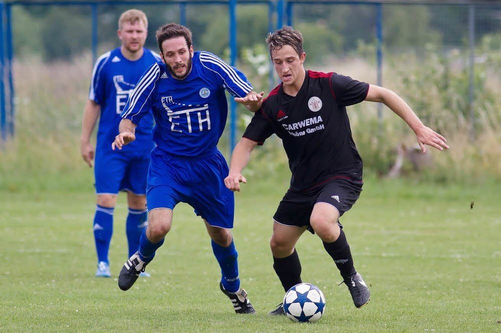 Hannes Ufer (r.) und der TSV Elbe Aken treffen in der Vorbereitung nach Belieben.