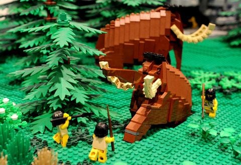 Neandertaler aus Lego jagen ein Mammut. (FOTO: DPA)