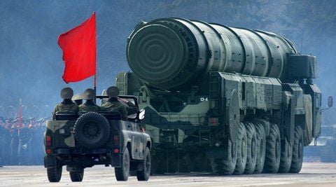 Eine mobile Startrampe für die atomwaffenfähige Interkontinentalrakete Topol-M wird bei einer Militärparade gezeigt. (ARCHIVFOTO: DPA)