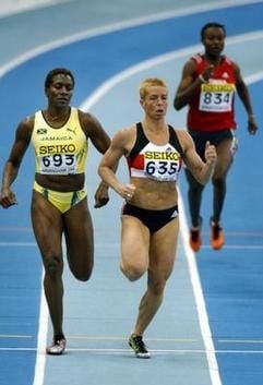 Leichtathletik Hallen WM Birmingham (Großbritannien) National Indoor Arena Freitag (14.03.2003): Grit Breuer (M) gewinnt ihren Vorlauf über 400 m in 52.10 vor der Jamaikanerin Sandie Richards (l). Hinter ihnen läuft Awatef Ben Hassine aus Tunesien. (Foto: dpa)