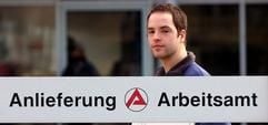 Ein Mann geht hinter einem Schild mit der Aufschrift "Anlieferung Arbeitsamt" vor dem Arbeitsamt Leipzig vorbei. (Foto: dpa)