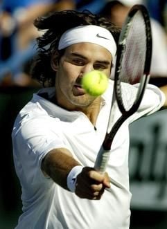 Roger Federer schlägt eine Rückhand. (Foto: dpa)
