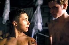 Florian Bartholomäi als Georg (r.) unterhält sich in dieser Szene aus dem Film «Kombat Sechzehn» mit Ludwig Trepte, der Georgs neuen Klassenkameraden Thomas spielt. (Foto: dpa)