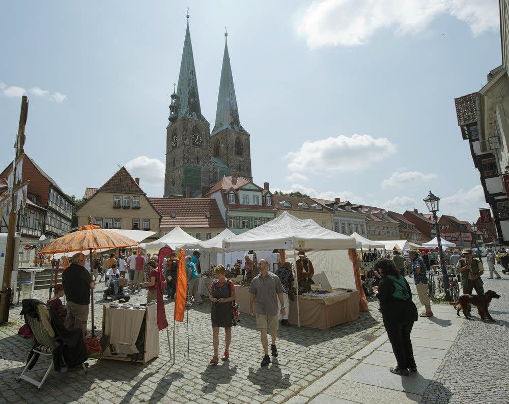 Am Wochenende fand auf dem Markt am Mathildenbrunnen der alljährliche Kunsthandwerkermarkt statt.