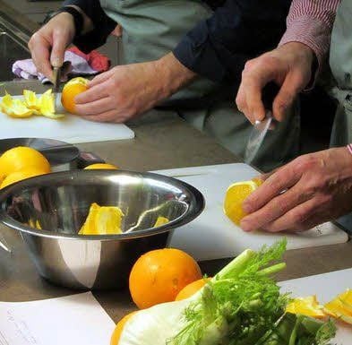 Gemeinsames Kochen bereitet Freude, egal ob vegetarische Gerichte wie Spargel oder Fleischspieße.
