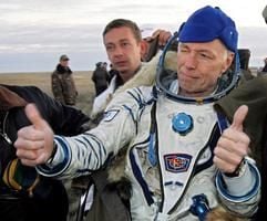Der amerikanische Weltraumtourist Gregory Olsen (Mitte) streckt nach der Landung beide Daumen in die Höhe. (Foto: dpa)