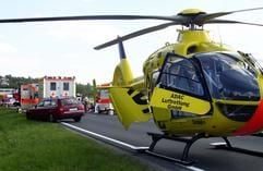 Rettungsfahrzeuge und ein Rettungshubschrauber stehen am Donnerstag (12.05.2005) an der B 19 zwischen Münnerstadt und Bad Neustadt im Landkreis Bad Kissingen. Vier Menschen, darunter drei Kinder, wurden bei dem Frontalzusammenstoß getötet, weitere Menschen wurden schwer verletzt. (Foto: dpa)